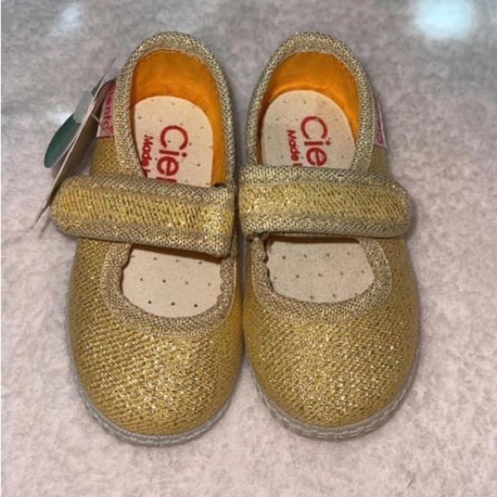 New With Tag Cienta Sparkly Gold Shoes